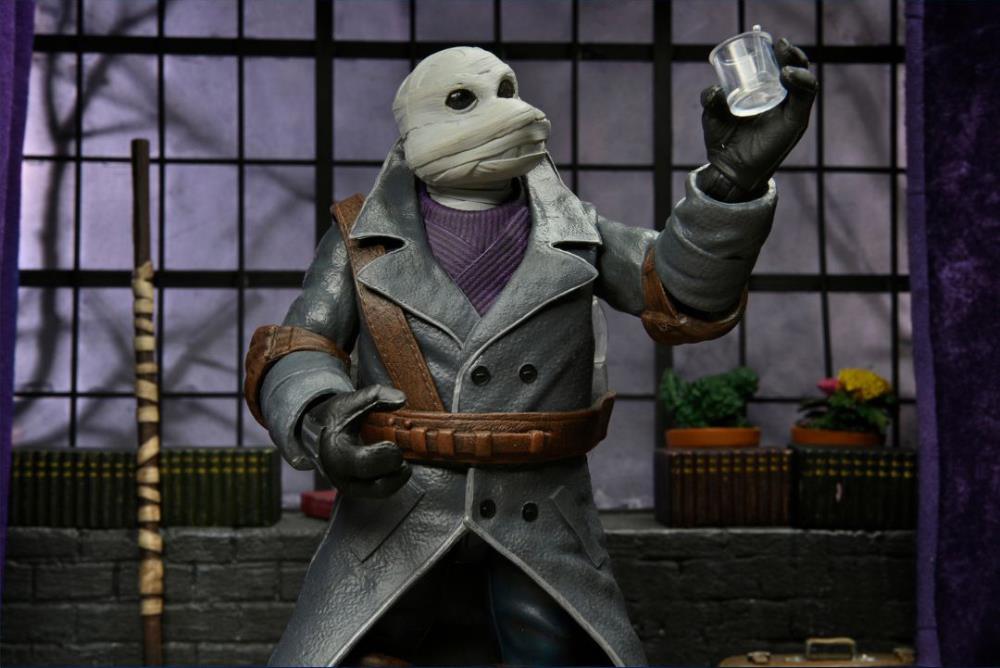 Universal Monsters x Teenage Mutant Ninja Turtles Ultimate Donatello as The Invisible Man