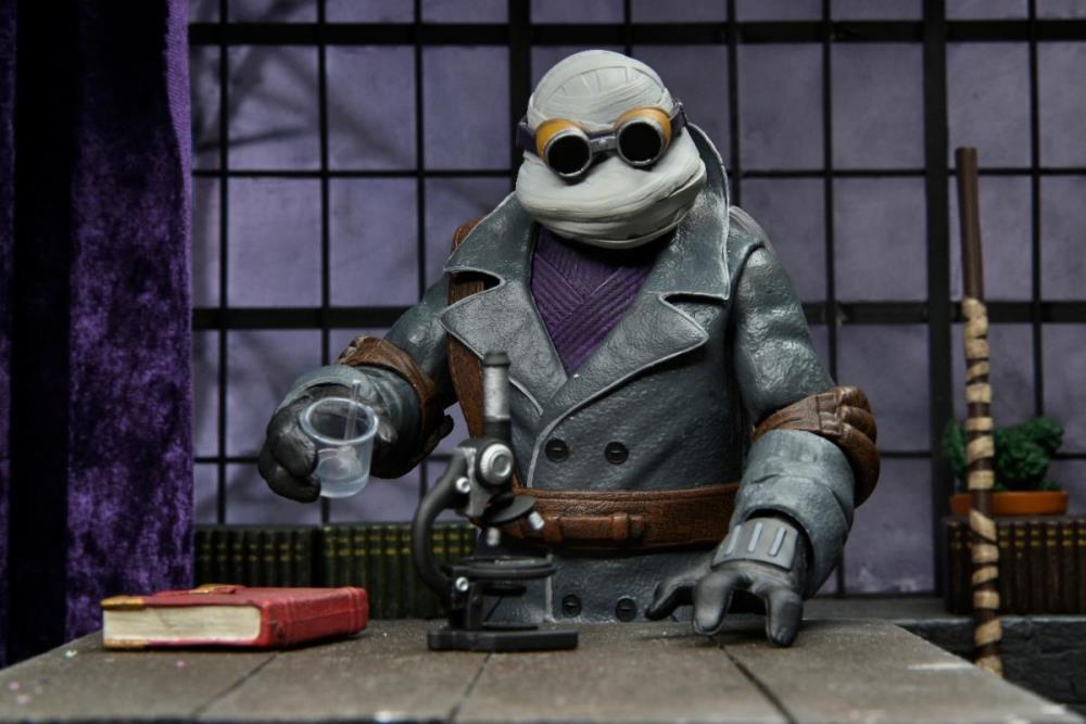 Universal Monsters x Teenage Mutant Ninja Turtles Ultimate Donatello as The Invisible Man