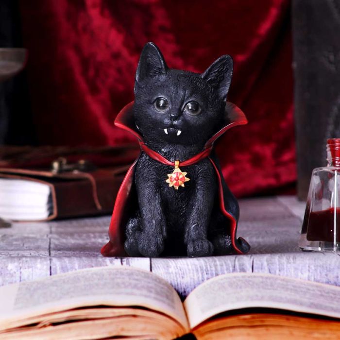 Count Catula Vampire Cat Figurine 15.5cm