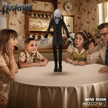 Familia disfrutando del Peluche Nosferatu Conde Orlok Mezco