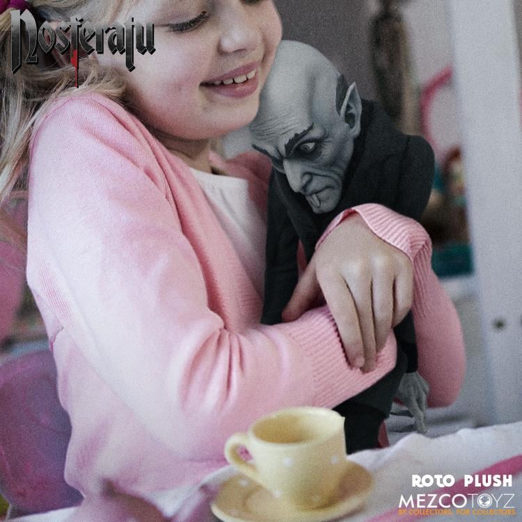 Niña abrazando Peluche Nosferatu Conde Orlok Mezco