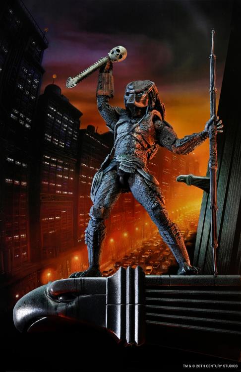 Postura de victoria con craneo y lanza en manos Figura Predator 2 City Hunter NECA Poster Series
