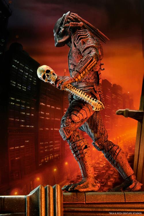 Postura vigilante con cráneo en mano Figura Predator 2 City Hunter NECA Poster Series