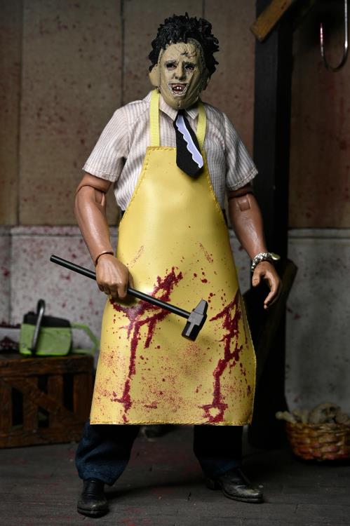 Vista Frontal cuerpo completo de Figura NECA Leatherface Delantal Amarillo Clothed