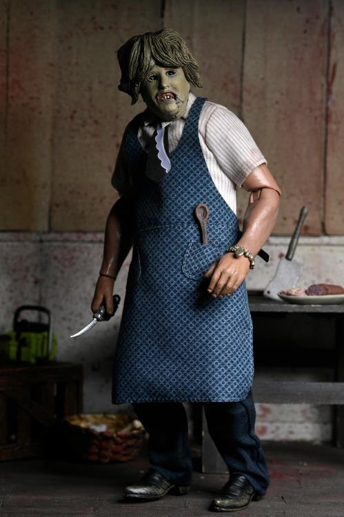 Imagen Completa de Figura NECA Leatherface Old Lady Mask Clothed