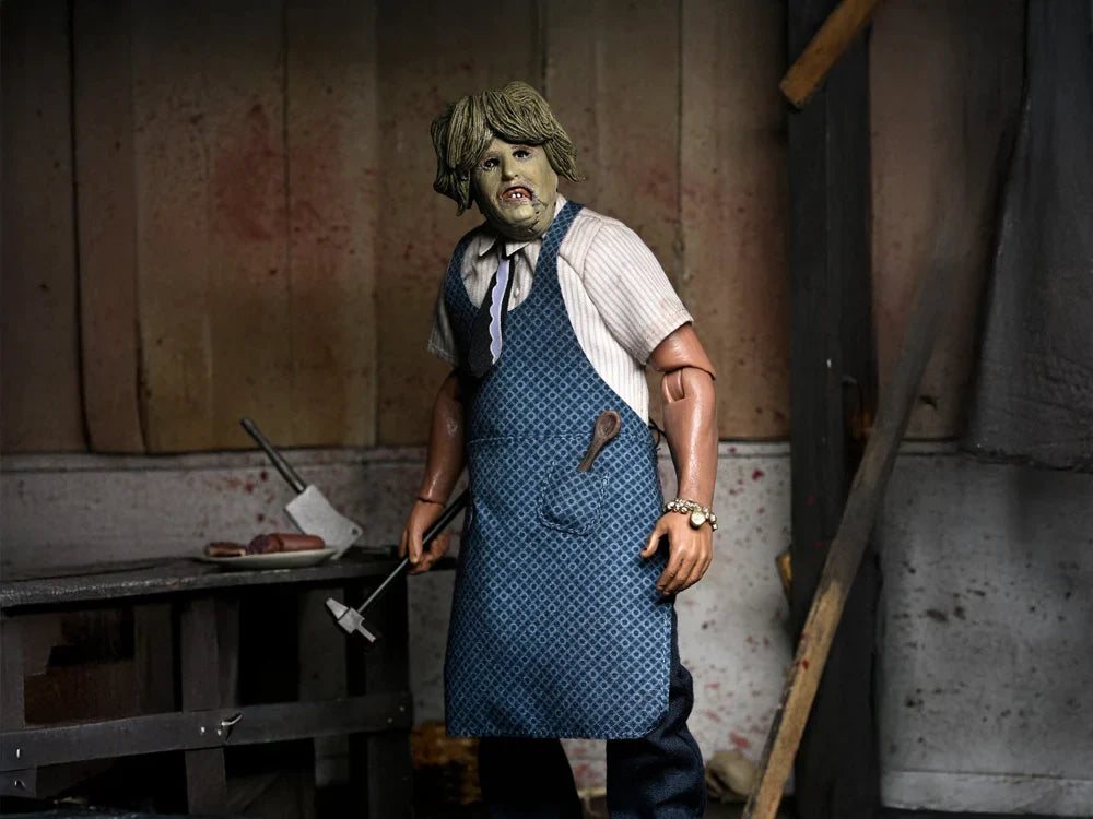 Figura NECA Leatherface Old Lady Mask 8 Pulgadas Texas Chainsaw Massacre