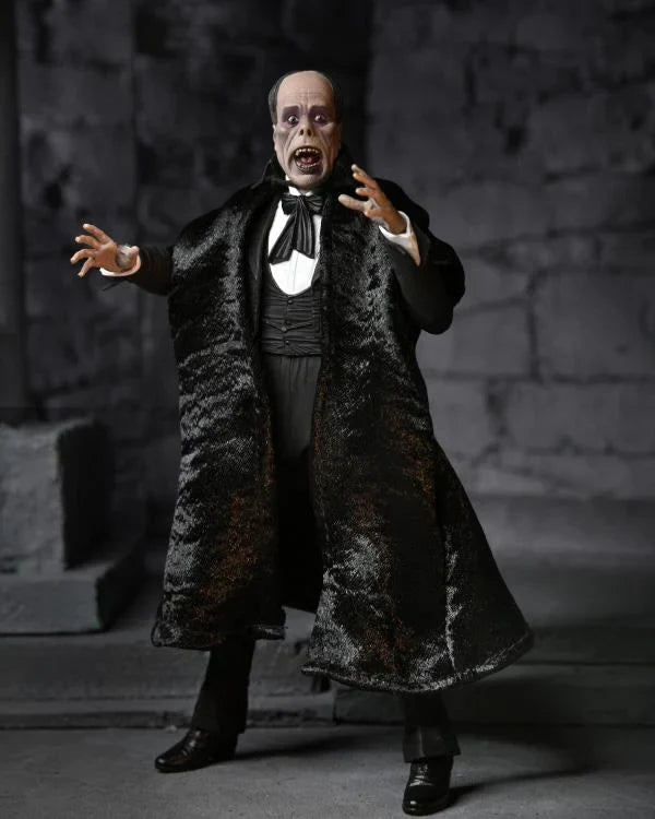 Vista frontal con abrigo de Figura NECA Phantom of the Opera