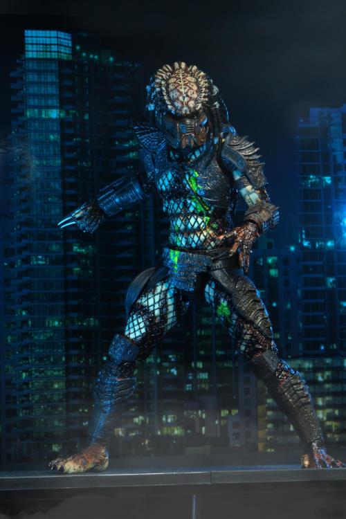 Vista frontal con brazo cortado de Figura NECA Ultimate Battle Damaged City Hunter