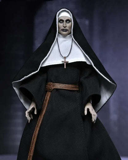 Vista del rostro serio de Figura NECA Ultimate Valak La Monja