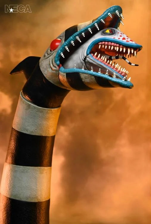 El Sandworm posado con la cabeza interna extendida al máximo hacia adelante.
