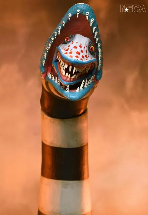 Primer plano de la base del Sandworm que recrea las tablas de madera del suelo de la iglesia.