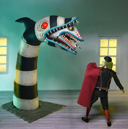 Figura de Beetlejuice en pose de toreo sujetando la capa roja frente al ataque del Sandworm.