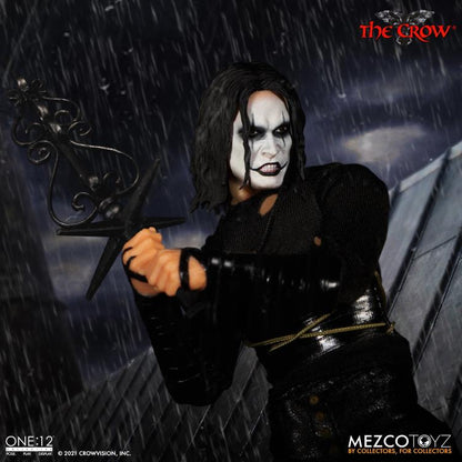 Eric Draven con una veleta en el techo
