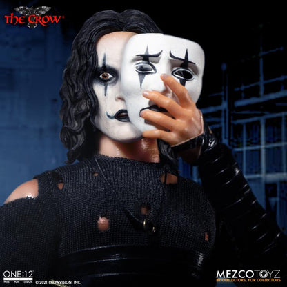 El asombro de Eric mostrando el anillo de su amor Mezco Toyz