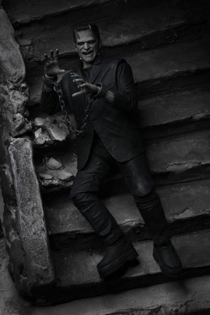 Universal Monsters Ultimate Frankenstein's Monster (Black & White) Figura Neca
