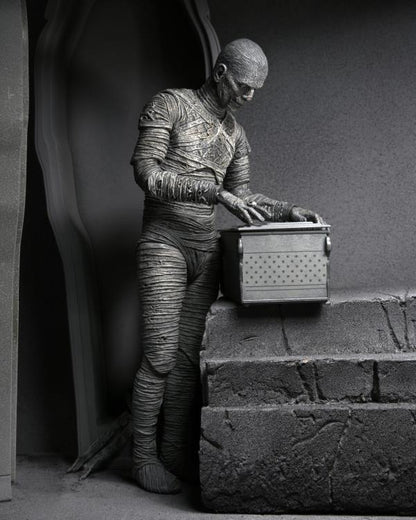 Universal Monsters Ultimate Mummy (Black & White) Figura Neca